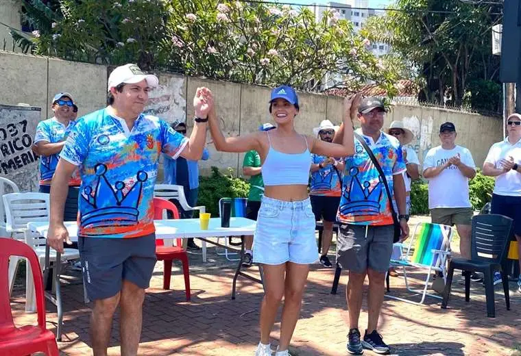 Eliana, junto a los coronadores, compartió una olla común y bailó al son de la tamborita
