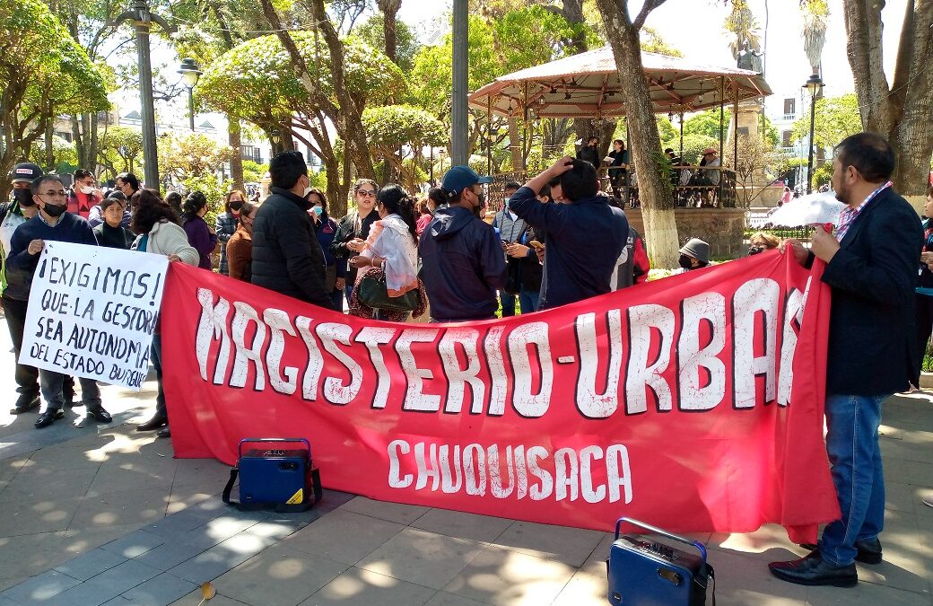 Maestros rechazan la nueva política de administrar los ahorros de los aportantes