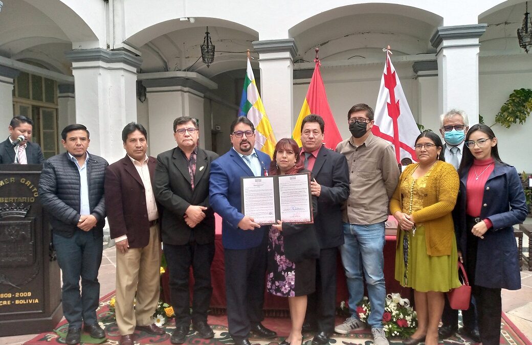 Génesis laboratorio recibió Medalla de Honor Cívico del Concejo Municipal por sus 25 años de calidad en análisis
