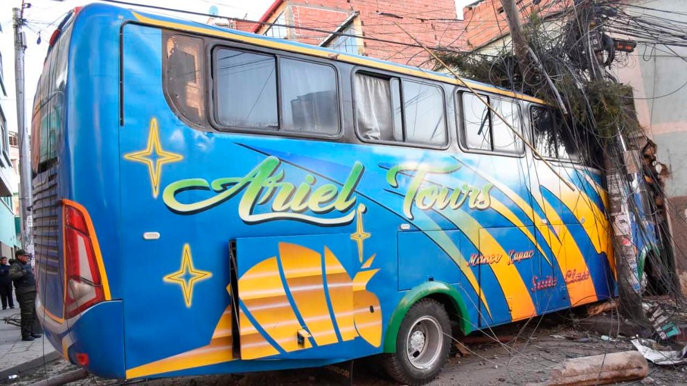 Tragedia en La Paz: bus chocó con un auto, luego con una casa y el chofer murió