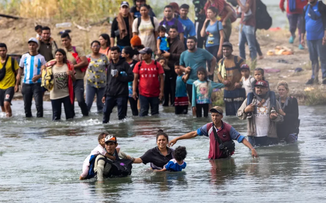 Casi dos de cada 10 centroamericanos cree que la frontera sur de EE.UU. está abierta y pueden solicitar asilo de manera segura, según encuesta