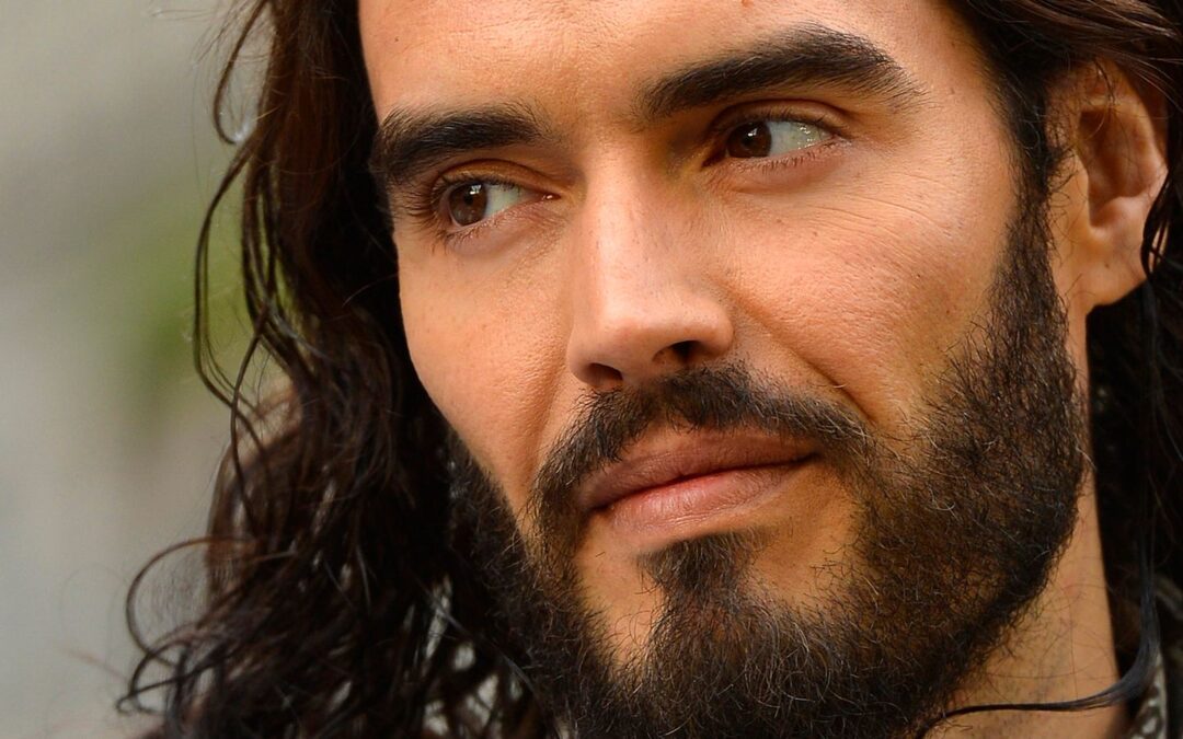 Russell Brand: YouTube suspende anuncios en videos de comediantes después de acusaciones de agresión sexual