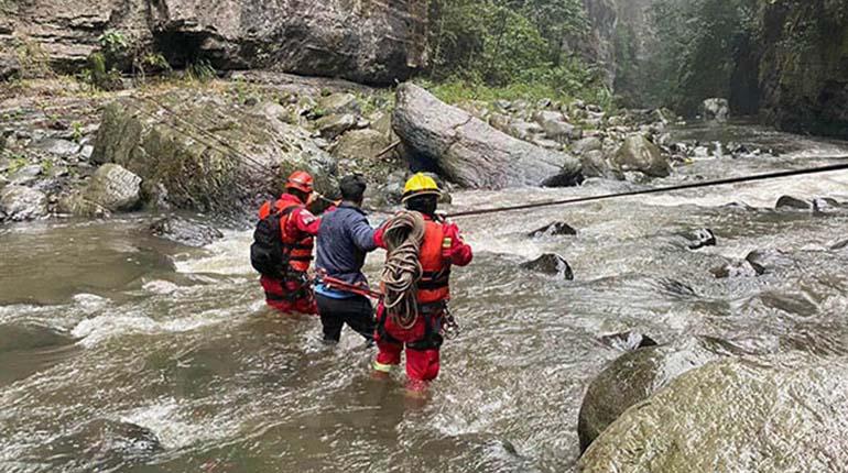 Hallan los restos de 4 turistas y retomarán búsqueda de otros 2