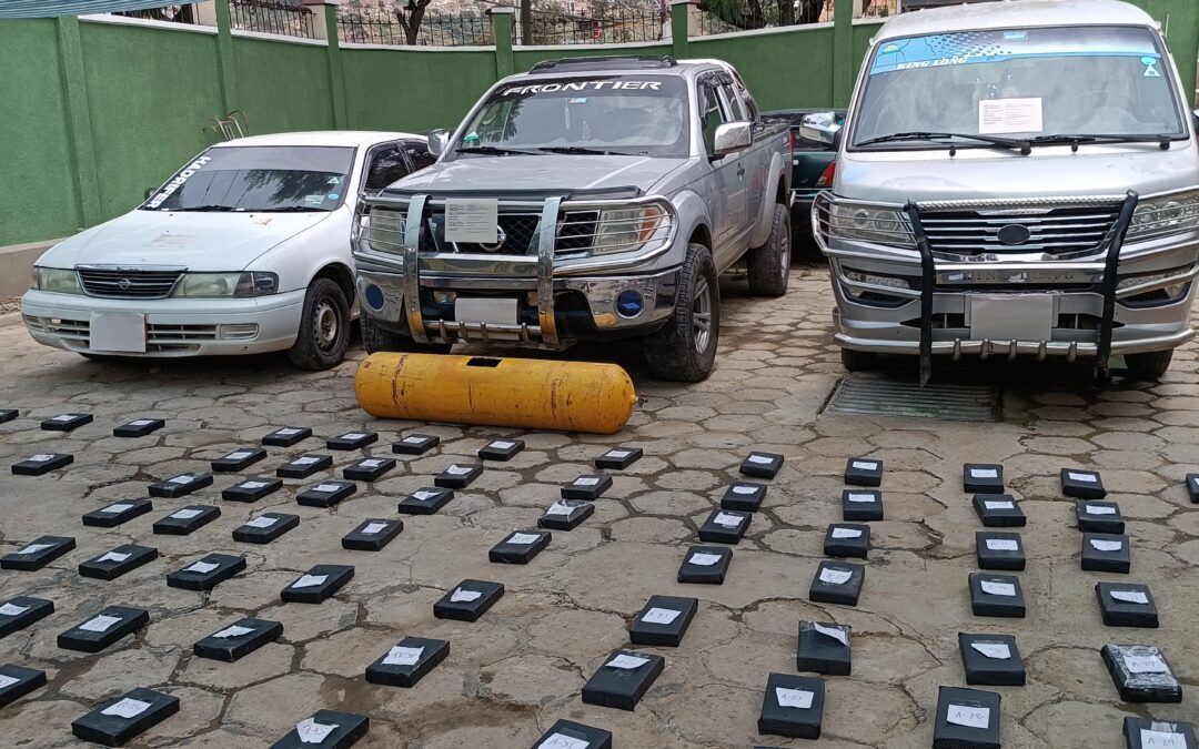 Tres personas fueron aprehendidas con 100 paquetes de clorhidrato de cocaína