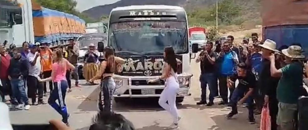 “¡Aplaudan pues!”: Las ‘lindas chiquillas’ de Maroyu bailaron para pasar un punto de bloqueo