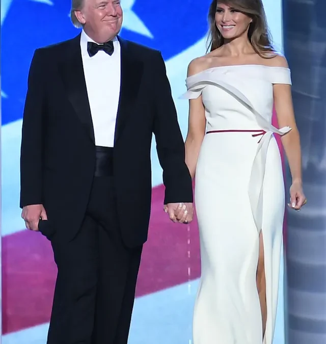 Melania Trump triunfa en los bailes inaugurales con un vestido bicolor y ‘choker’ para la historia