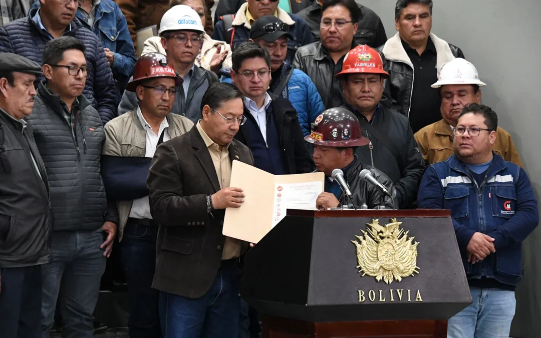 COB entrega al Gobierno pliego que pide incremento salarial del 15% al mínimo nacional y 20% al haber básico