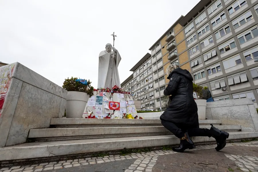 El papa prosigue la fisioterapia respiratoria y motora en su día 27 de hospitalización