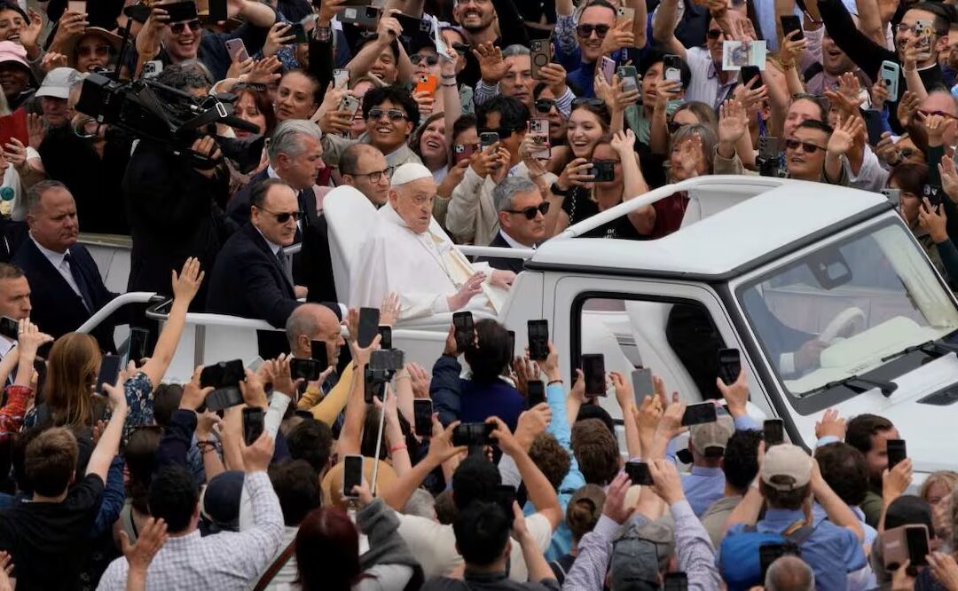 Papa Francisco reaparece para el Urbi et Orbi; desea «felices pascuas» y condena «la carrera de rearme»