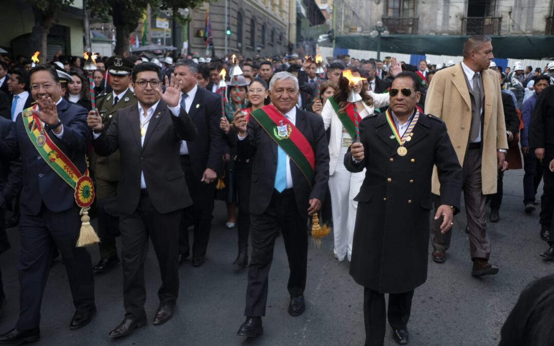 Arce y Arias encabezan desfile de teas por Revolución de La Paz